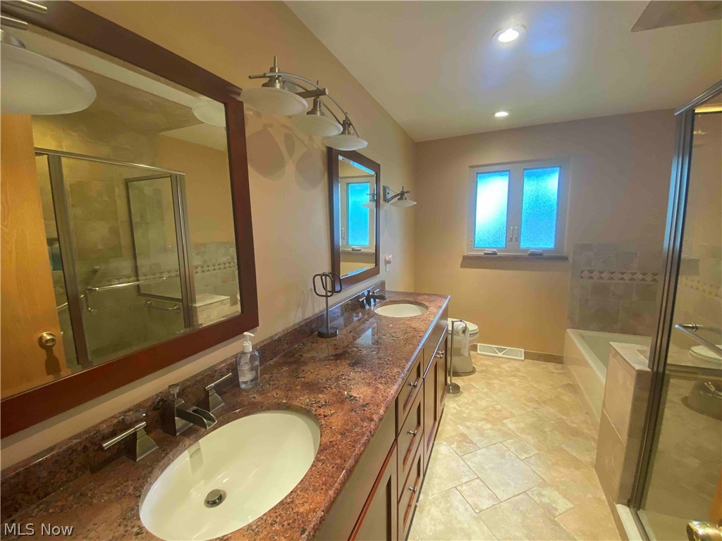 7975 Dalebrook Road Independence, OH 44131 - Photo 21 of 34 Newer main full bathroom with granite countertop