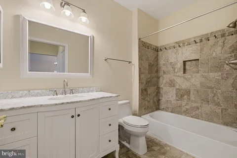 a view of empty room with a ceiling fan