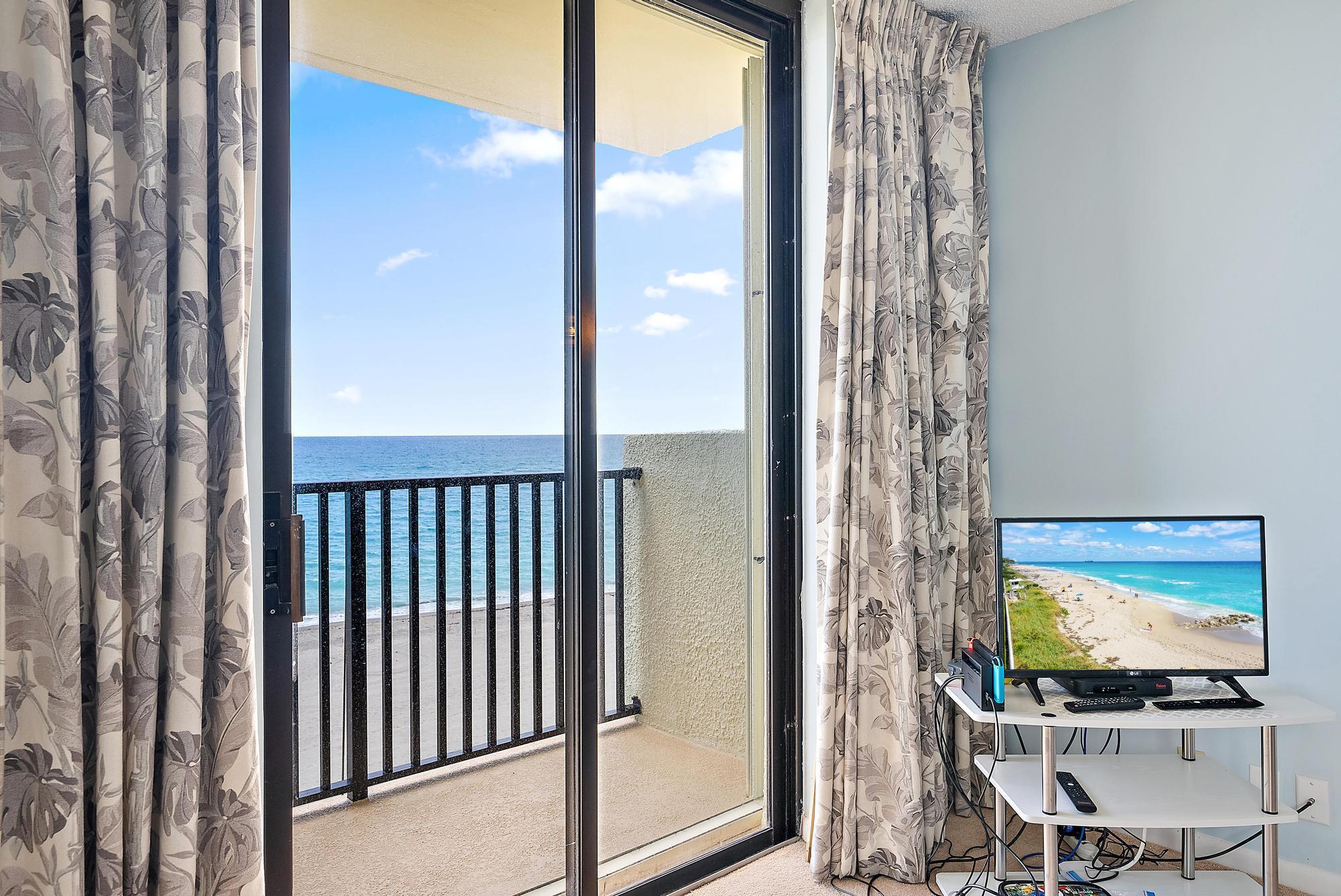 400 Ocean Trail Way, Unit 601 Jupiter, FL 33477 - Photo 26 of 42 a view of a room with furniture and flat screen tv