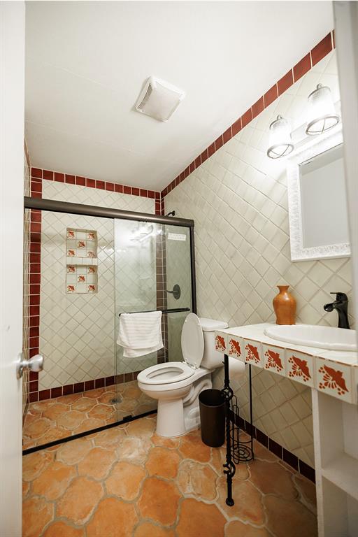 8204 County Road 1061 Blue Ridge, TX 75424 - Photo 19 of 33 a bathroom with a sink mirror vanity and toilet