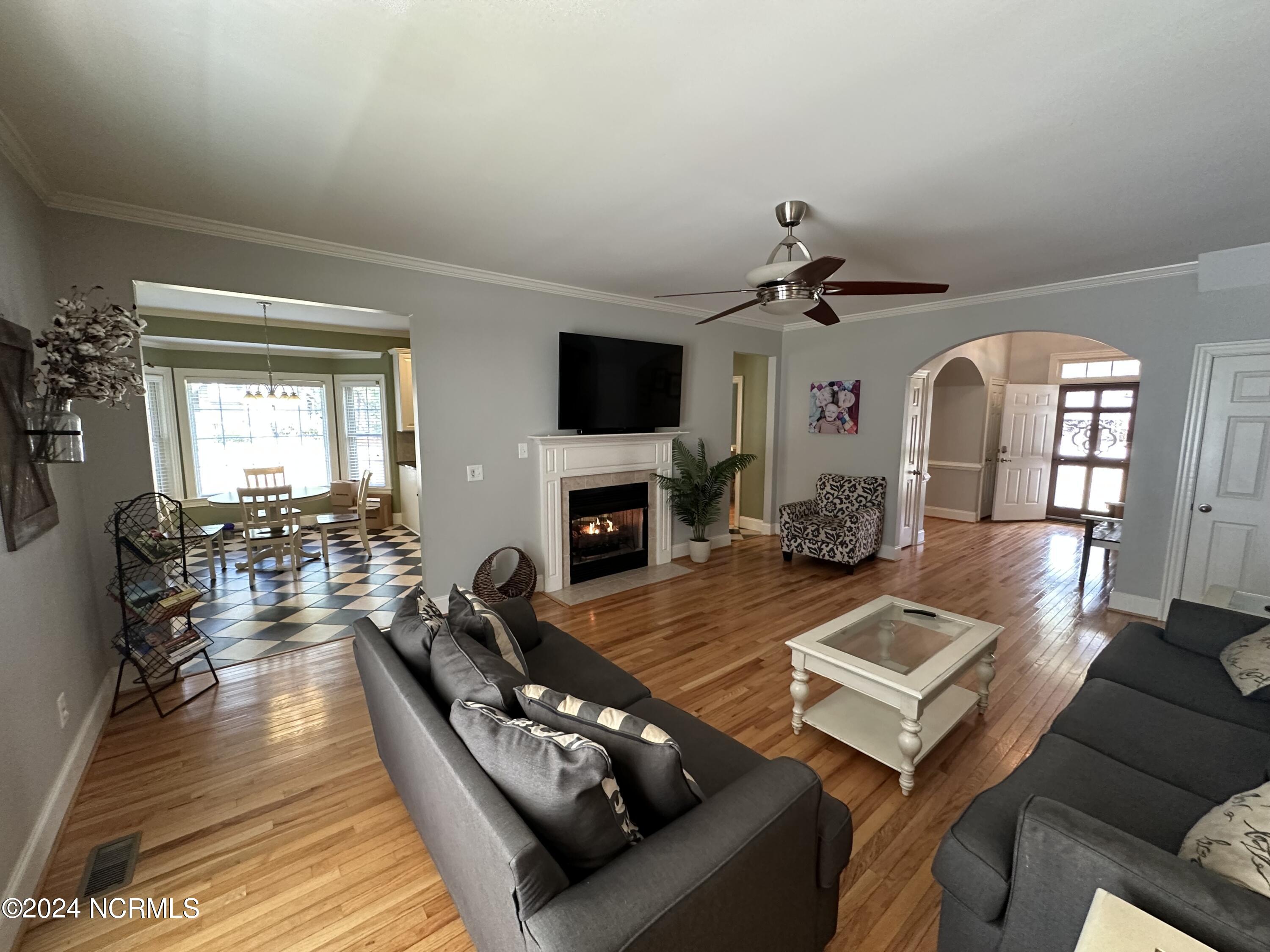 402 Confederate Street Windsor, NC 27983 - Photo 19 of 61 Living Room
