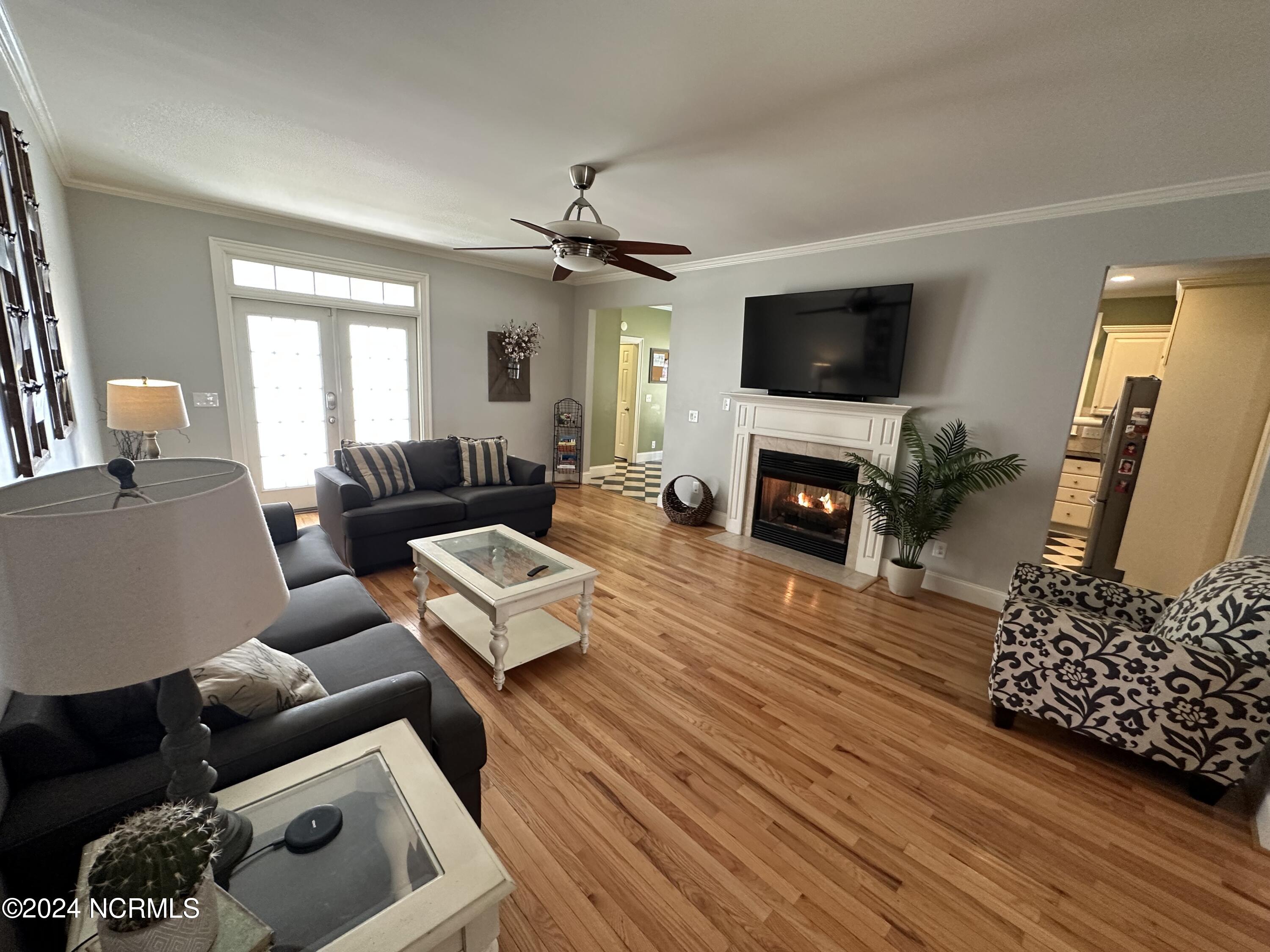 402 Confederate Street Windsor, NC 27983 - Photo 21 of 61 Living Room