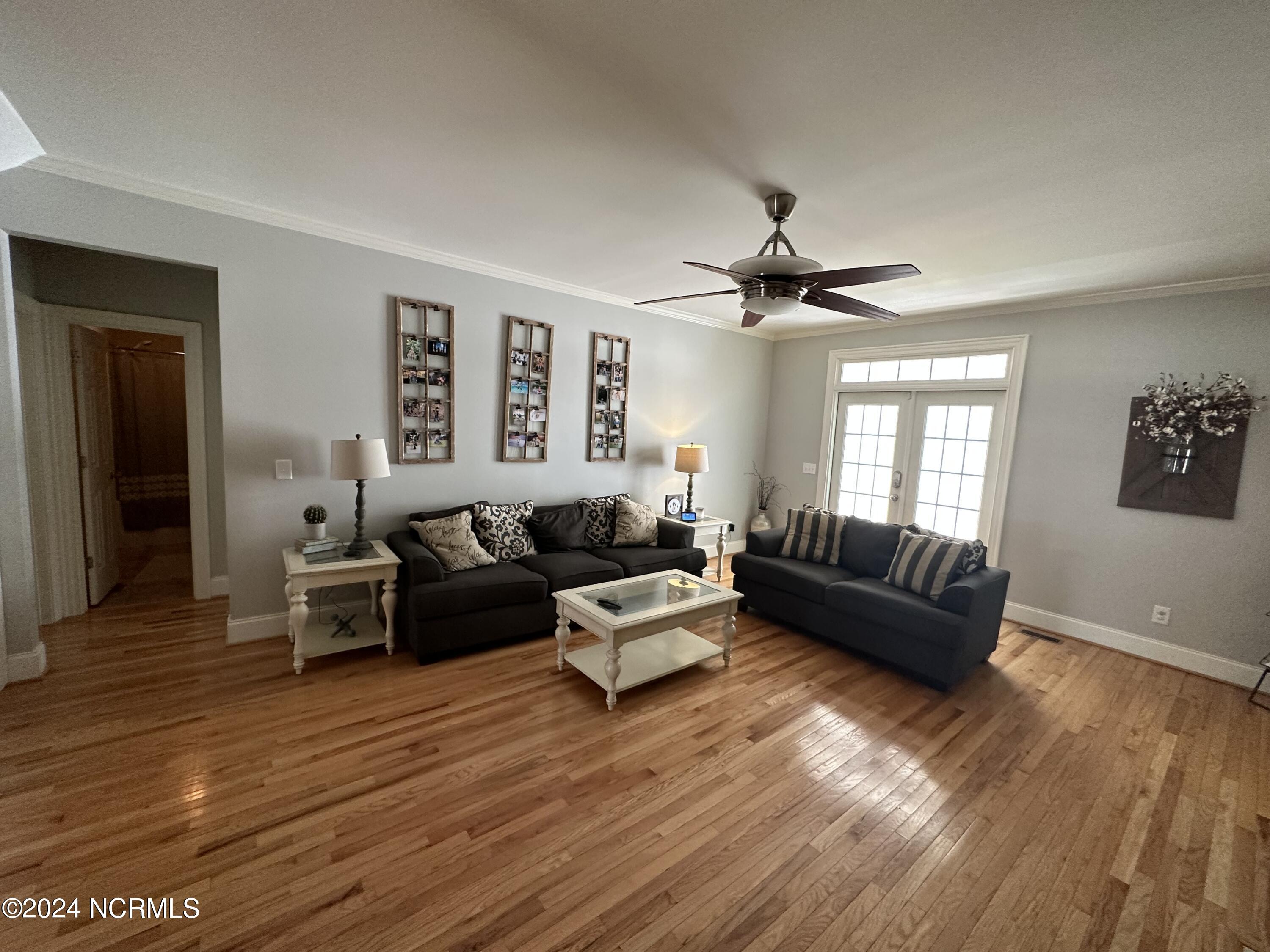 402 Confederate Street Windsor, NC 27983 - Photo 22 of 61 Living Room