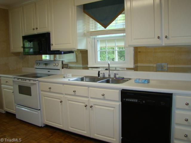500 Cliff Road Asheboro, NC 27203 - Photo 5 of 16 Kitchen.