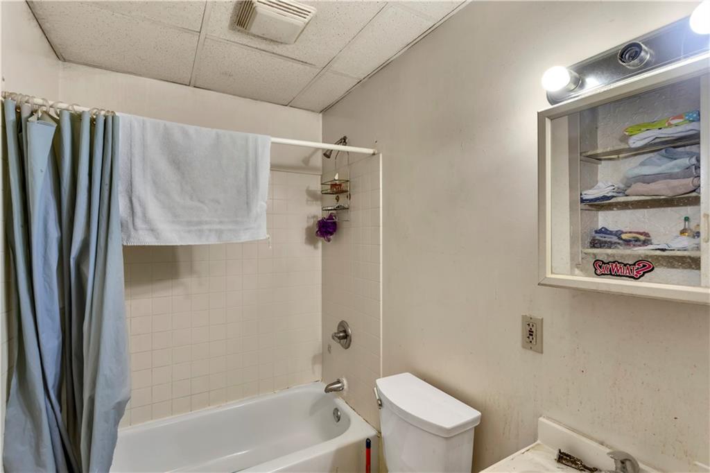 2639 Mt Troy Road Pittsburgh, PA 15212 - Photo 30 of 31 Unit #2 - Bathroom measures 6'x5'. Toilet installed 2022