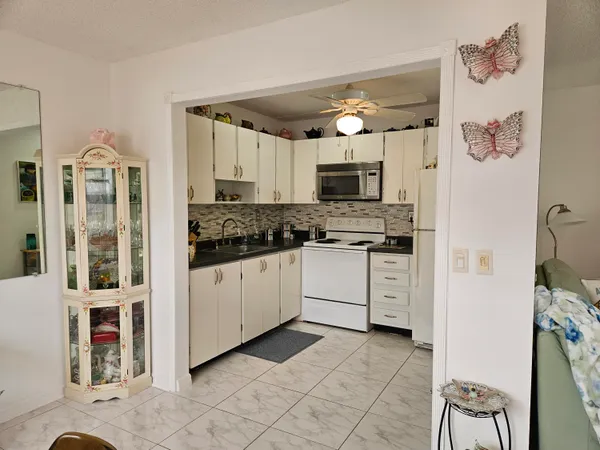 $2,150 | 224 Burgundy Avenue, Delray Beach, FL 33484