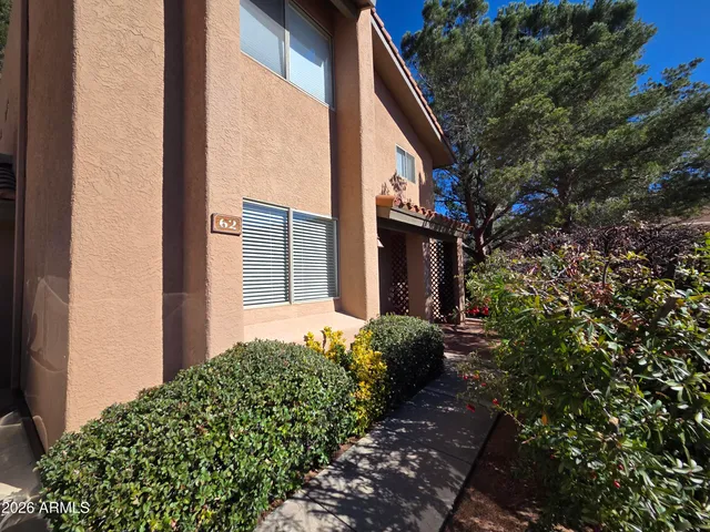 a view of a house with backyard and garden