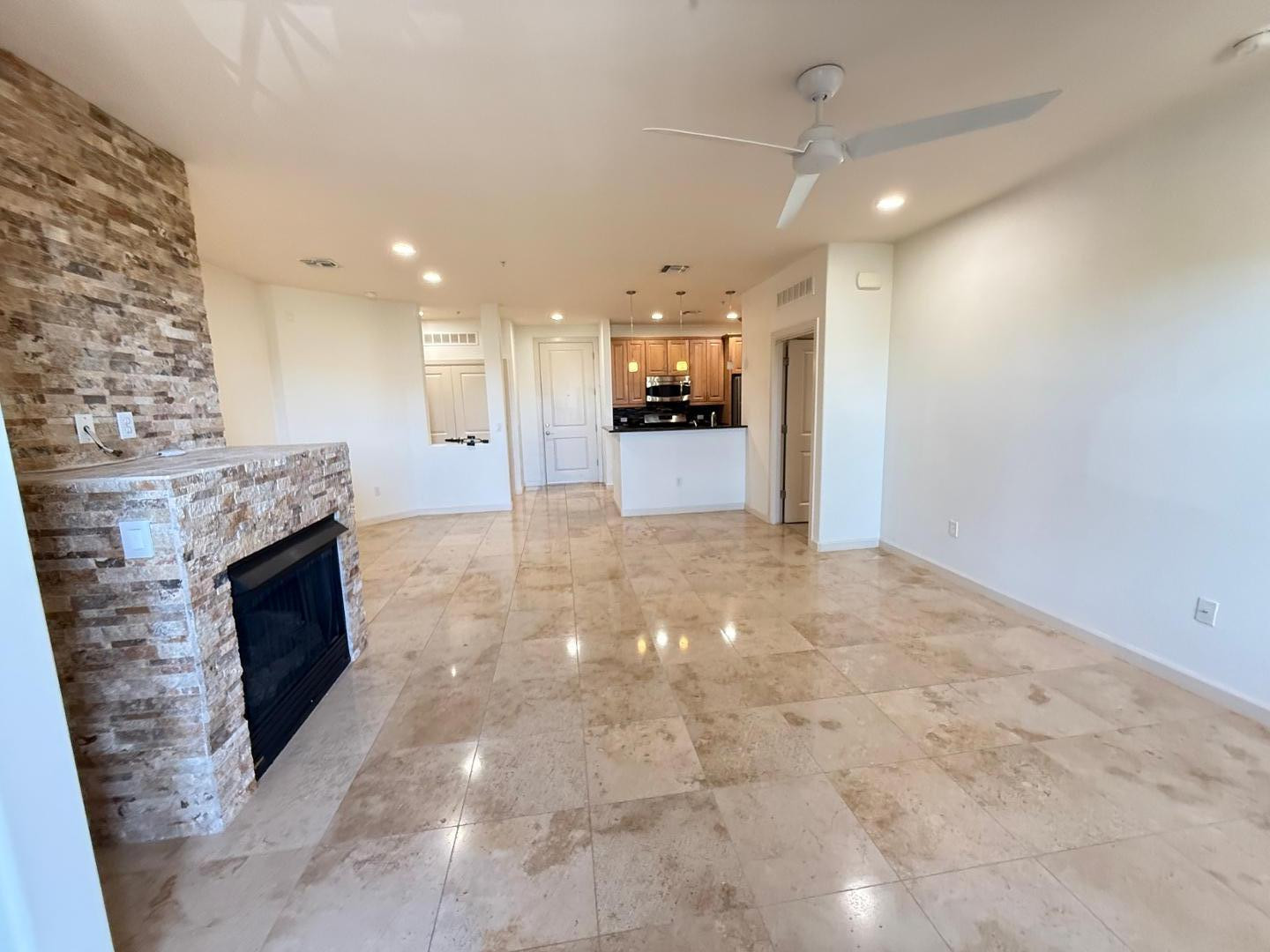 7291 North Scottsdale Road, Unit 3003 Paradise Valley, AZ 85253 - Photo 2 of 45 a view of kitchen and living room
