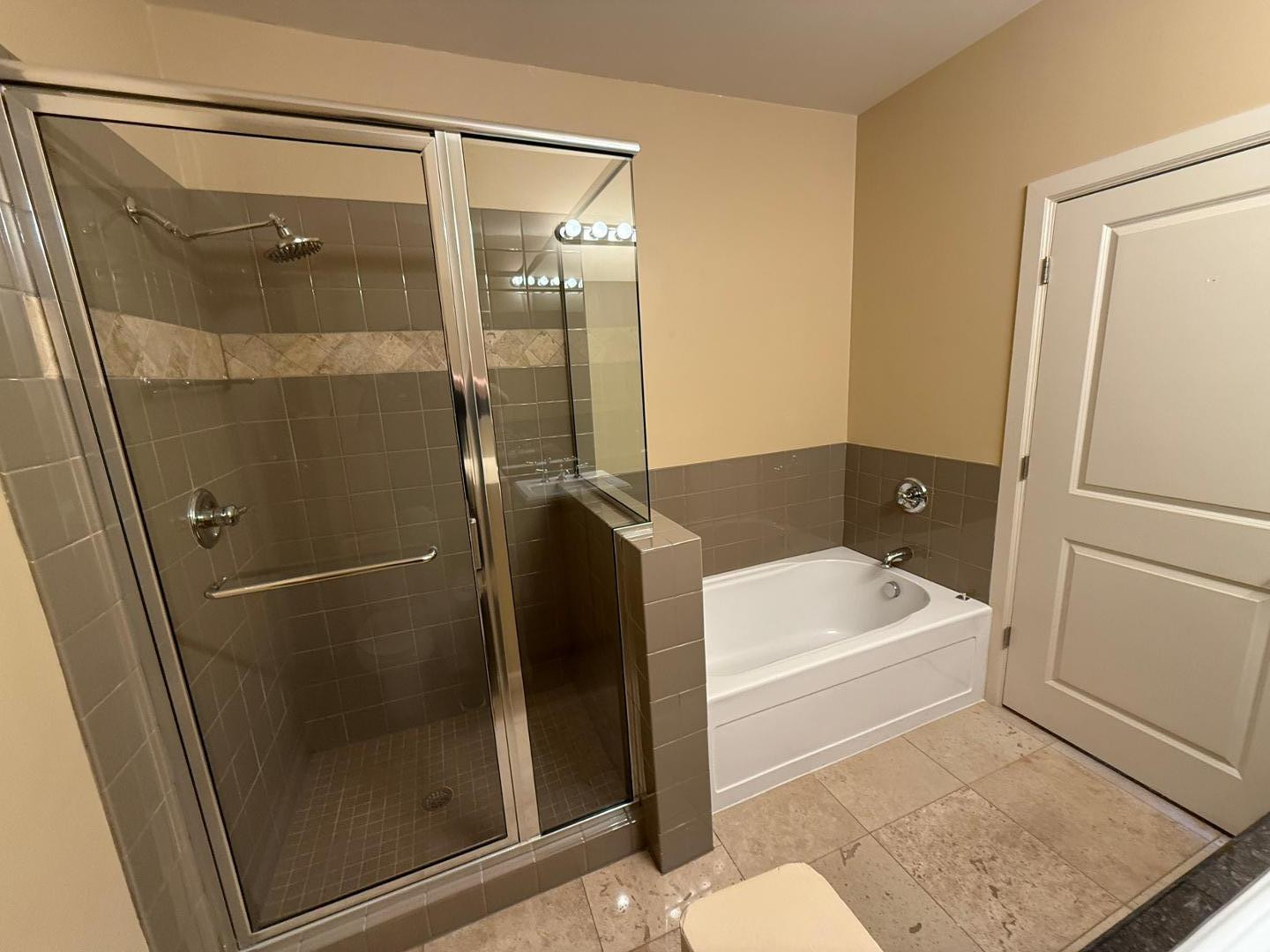 7291 North Scottsdale Road, Unit 3003 Paradise Valley, AZ 85253 - Photo 24 of 45 a bathroom with a tub a sink and a mirror