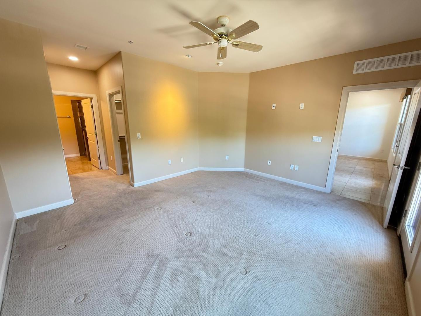 7291 North Scottsdale Road, Unit 3003 Paradise Valley, AZ 85253 - Photo 29 of 45 a view of a hallway with a chandelier