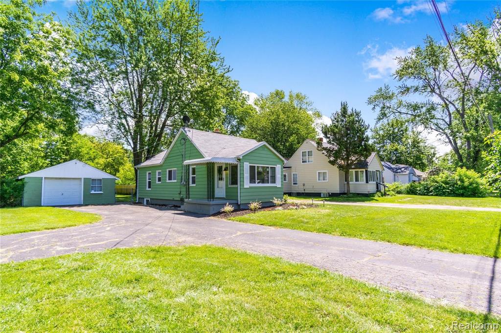 2106 Center Road Burton, MI 48509 - Photo 2 of 33
