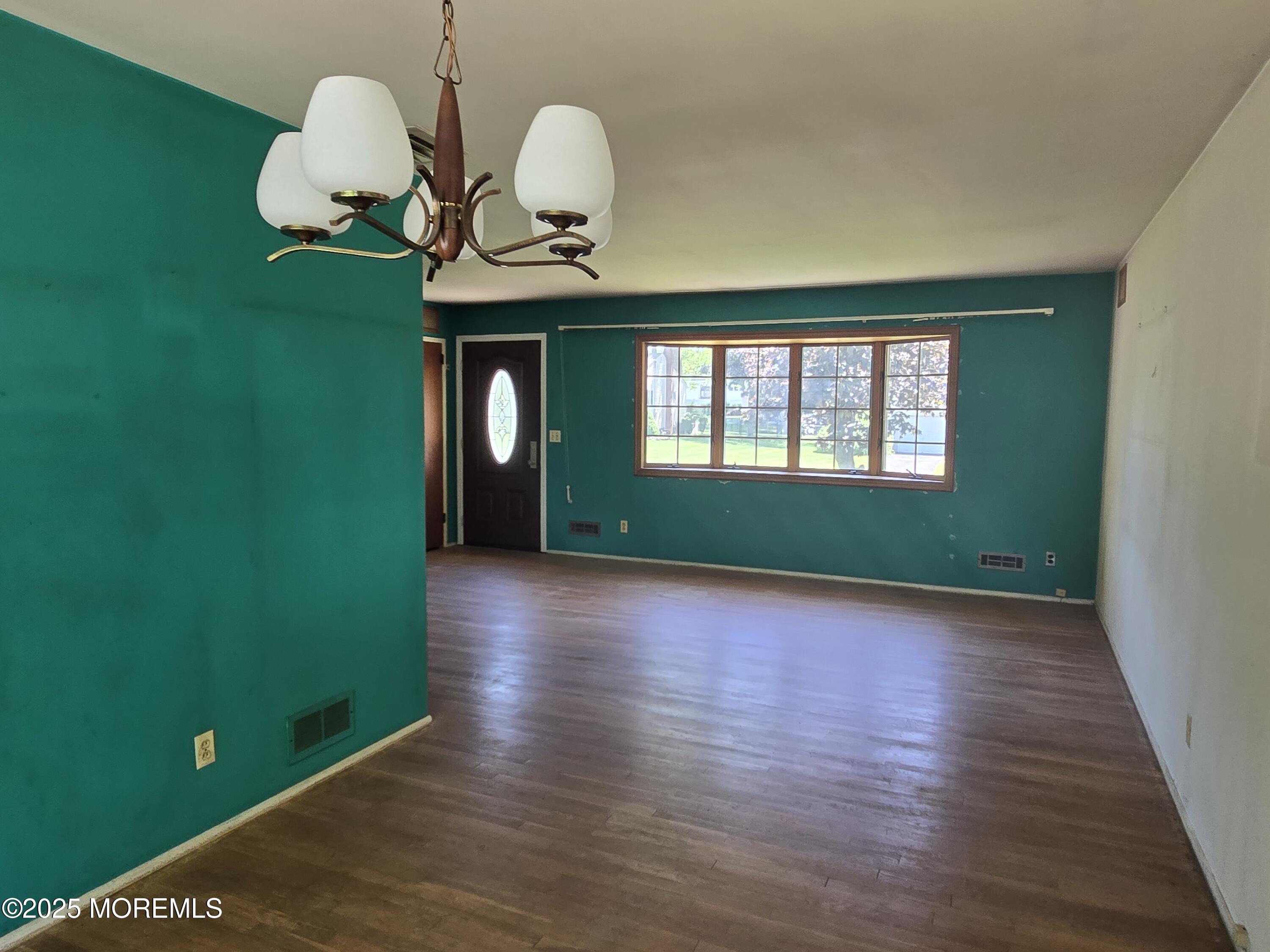 13 Mayfair Road Holmdel, NJ 07733 - Photo 9 of 31 20250512_131918