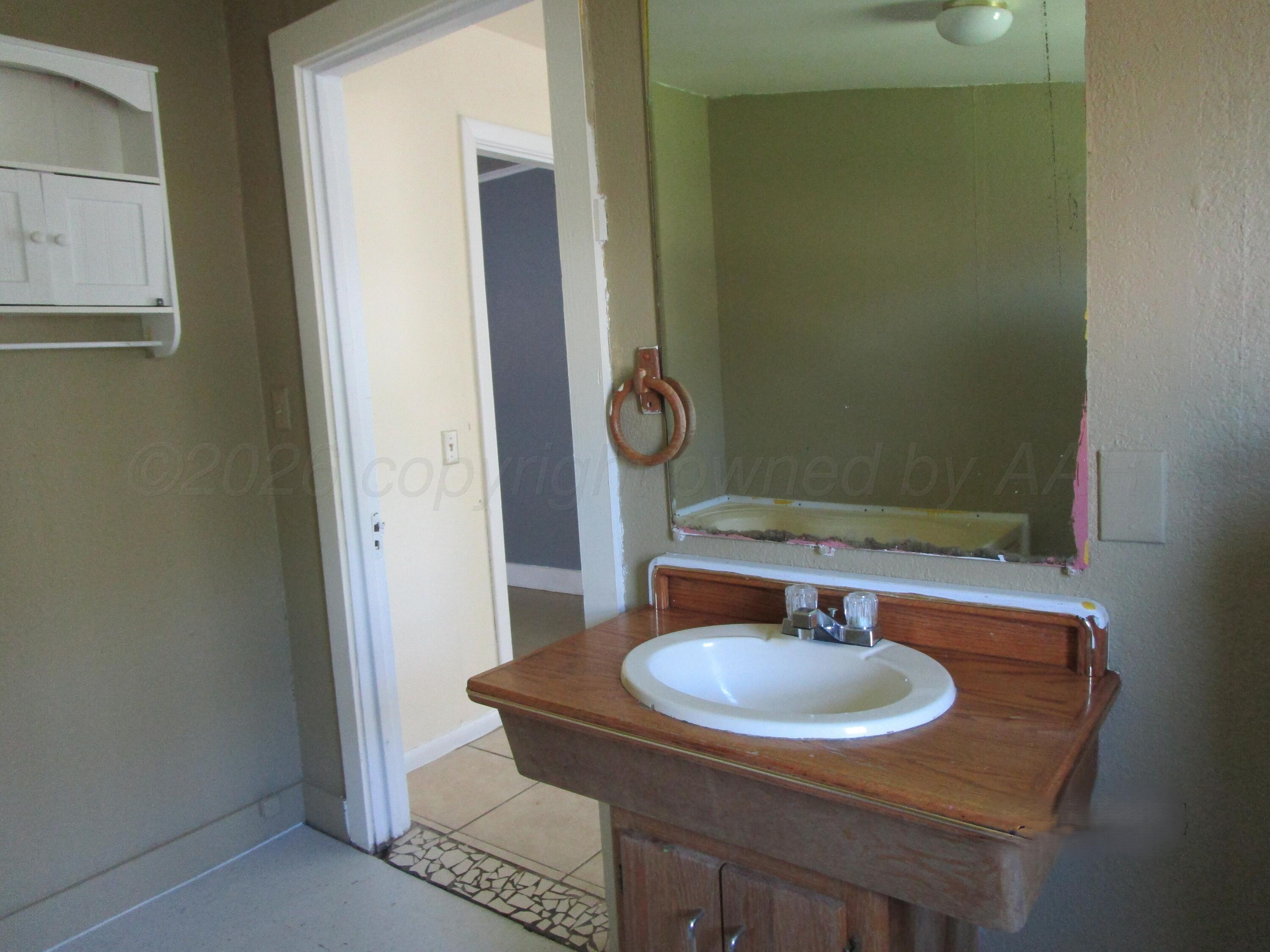 120 Elm Street Borger, TX 79007 - Photo 8 of 12 Bathroom 1