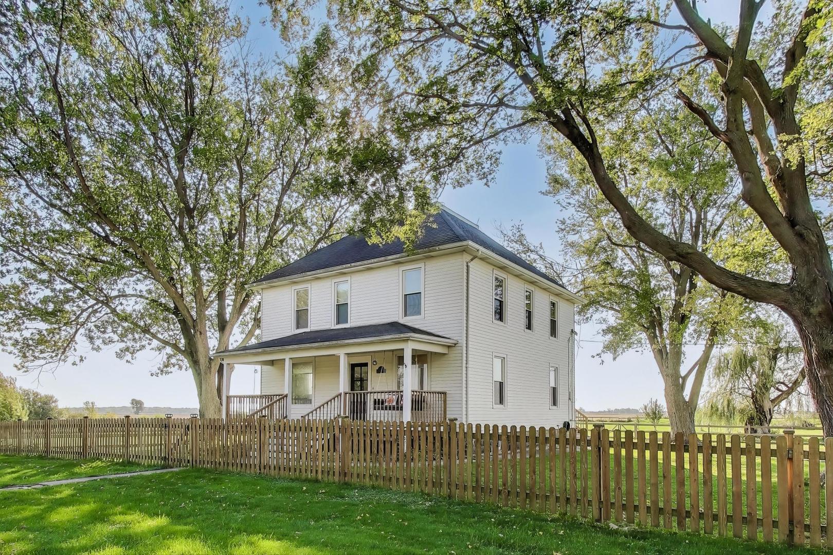 17128 Lukens Road Sycamore, IL 60178 - Photo 3 of 45 a front view of a house with a garden