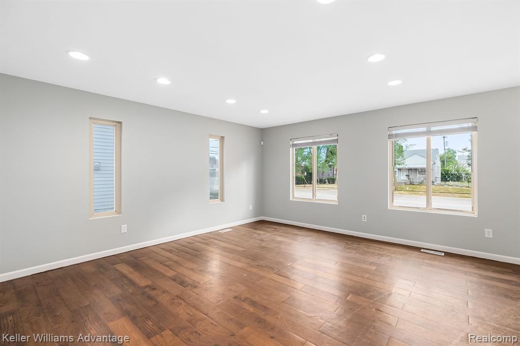 8040 Stephens Warren, MI 48089 - Photo 10 of 26 Gallery Image 10
