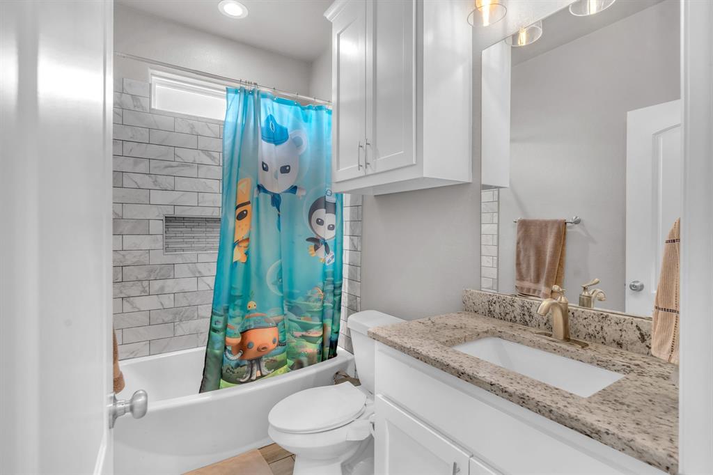 7609 Carter Ranch Road Azle, TX 76020 - Photo 30 of 38 Full hall bathroom #3