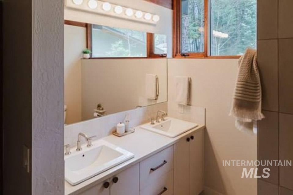 136 Silver Fox Trail McCall, ID 83638 - Photo 20 of 31 Dual vanity with integrated sinks and chrome fixtures