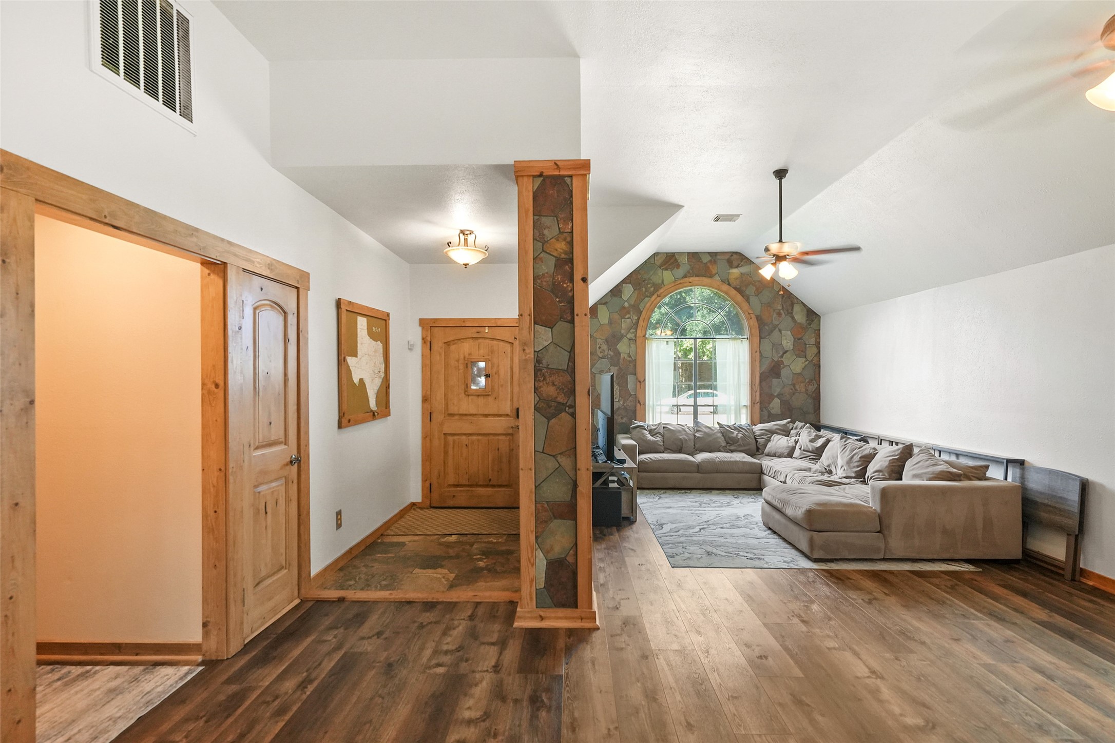 929 North Rivershire Drive Conroe, TX 77304 - Photo 5 of 36