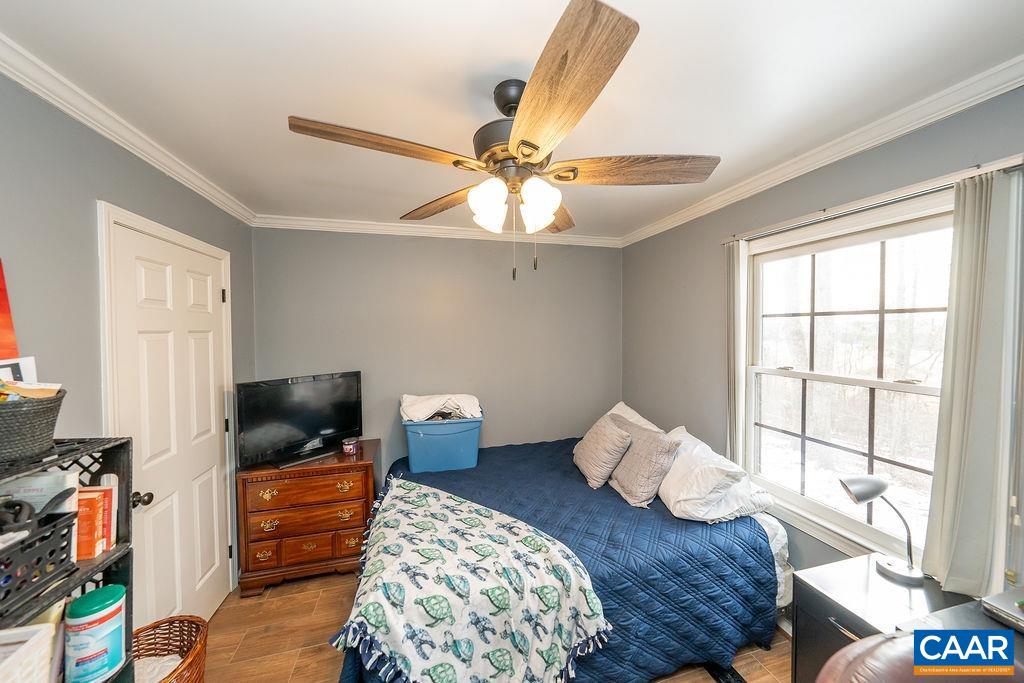 1425 Jacks Shop Road Rochelle, VA 22738 - Photo 35 of 66 a living room with furniture and a flat screen tv