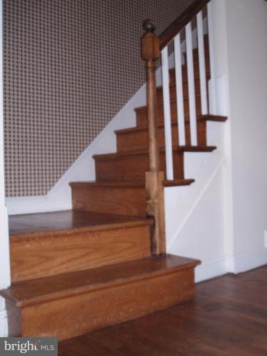 788 Charing Cross Road Baltimore, MD 21229 - Photo 8 of 24 Staircase