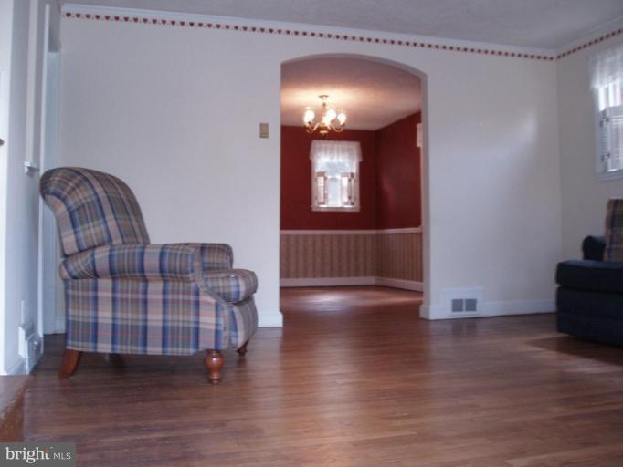 788 Charing Cross Road Baltimore, MD 21229 - Photo 9 of 24 Living Room