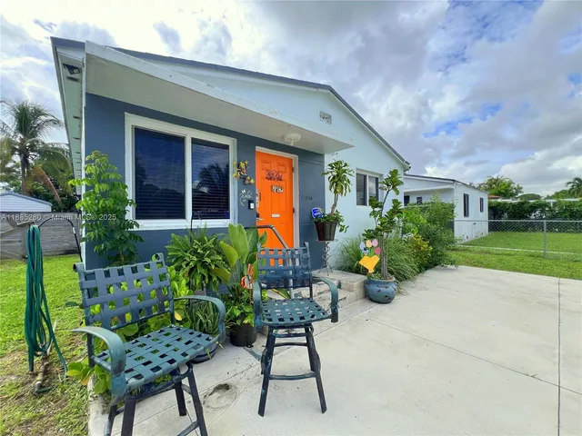 a view of a house with backyard and sitting area