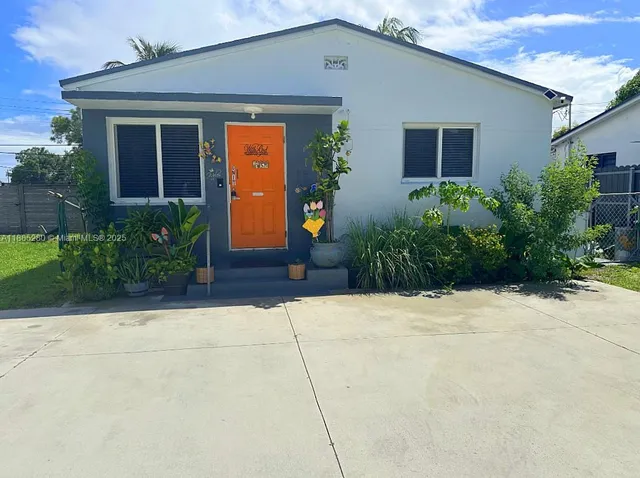 a front view of house with yard
