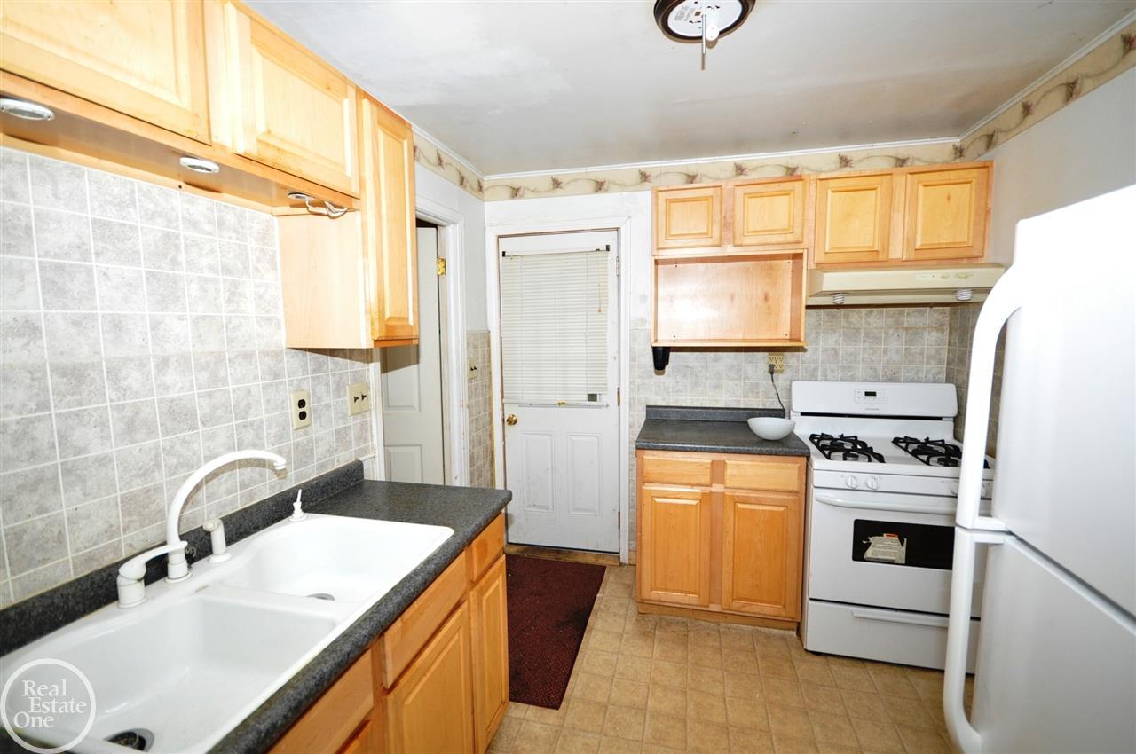 2914 Simpson Drive Rochester, MI 48309 - Photo 8 of 13 31395239-7.JPG