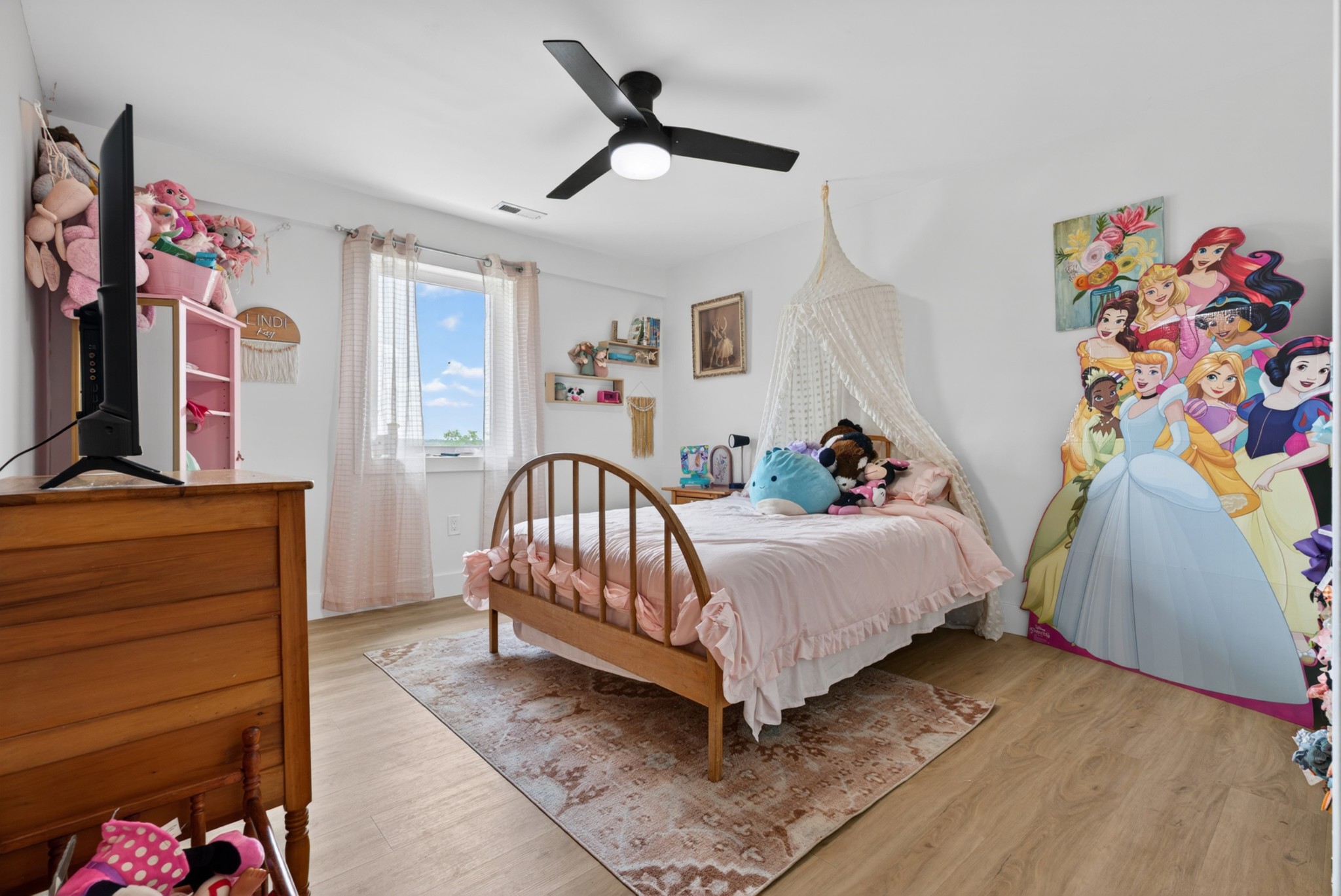 3485 Pinetree Circle Palmyra, TN 37142 - Photo 26 of 84 a living room with baby crib furniture and a window