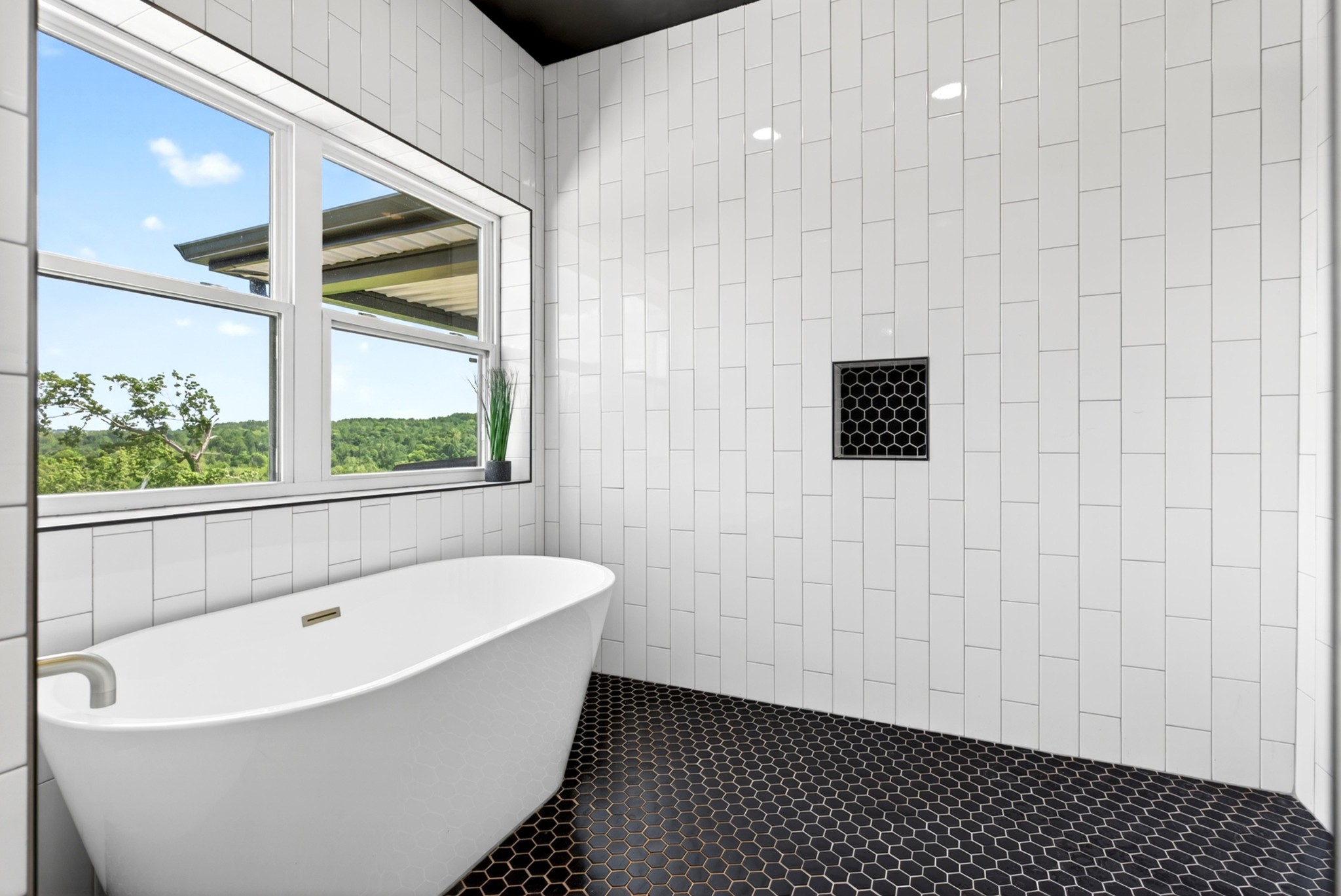 3485 Pinetree Circle Palmyra, TN 37142 - Photo 32 of 84 a bathroom with a bathtub and window