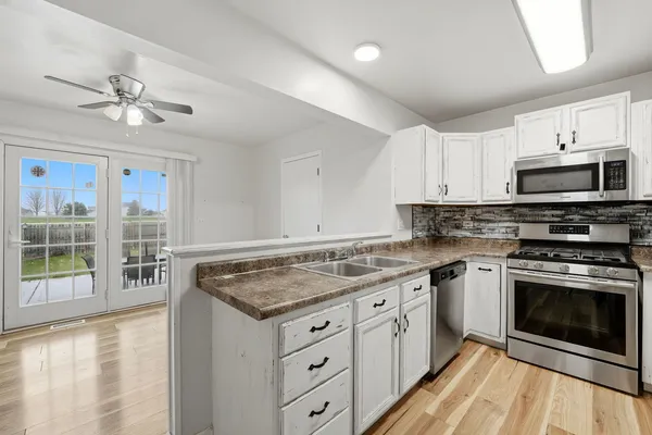 $290,000 | 688 Elizabeth Street, Unit 688, Maple Park, IL 60151