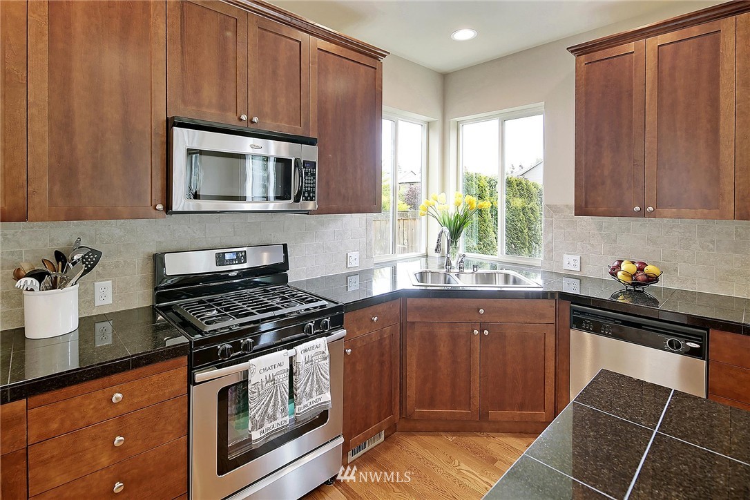 4731 Northeast 2nd Place Renton, WA 98059 - Photo 4 of 25