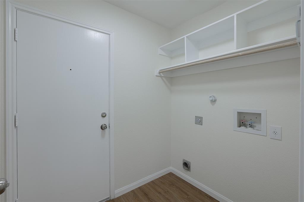 8422 Seven Hills Road Arlington, TX 76002 - Photo 20 of 28 a view of an empty walk in closet