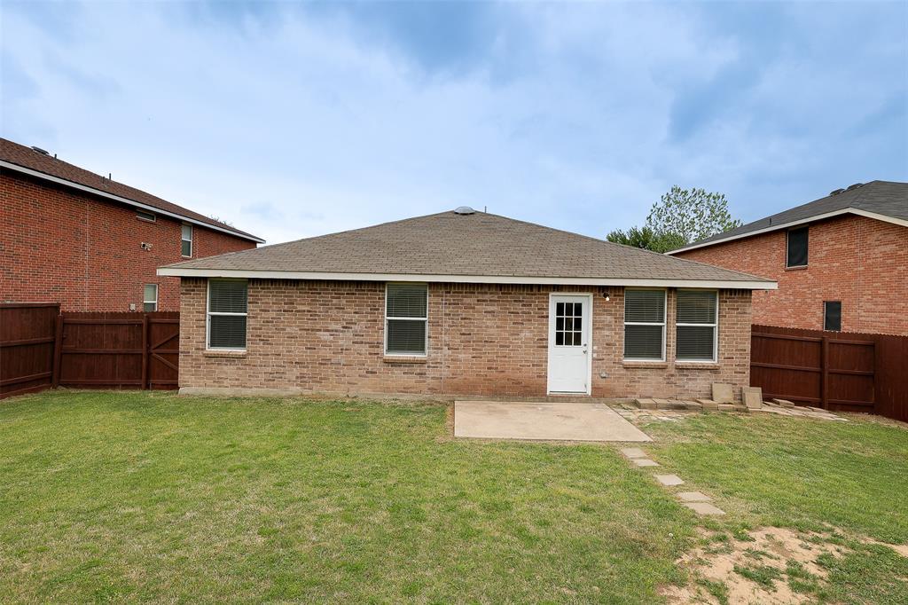 8422 Seven Hills Road Arlington, TX 76002 - Photo 26 of 28 a front view of house with yard and seating area