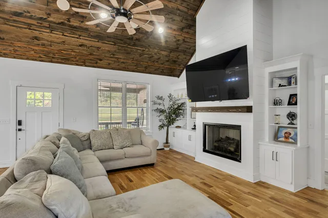 $899,900 | 4195 Pulaski Highway, Culleoka, TN 38451