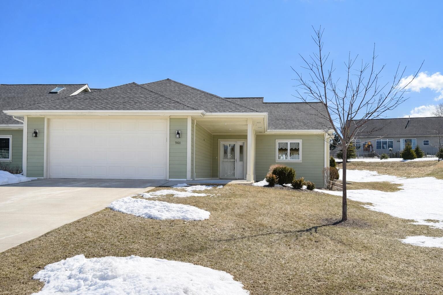 901 Hawthorne Court Manitowoc, WI 54220 - Photo 1 of 47 1 front
