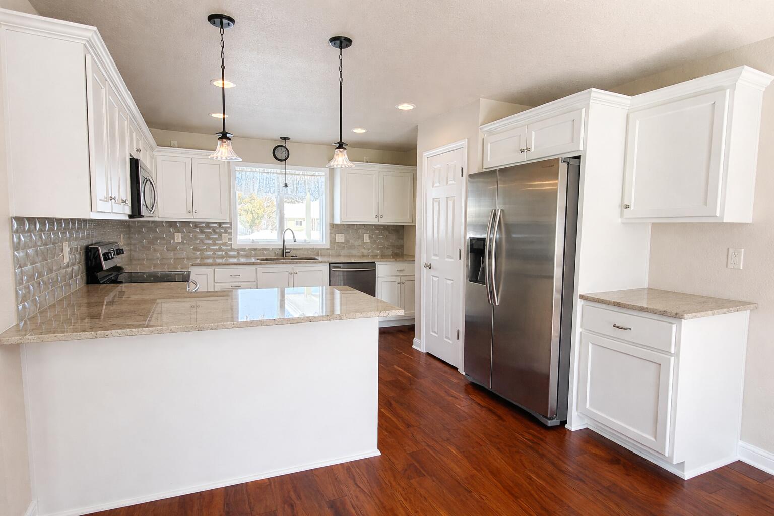 901 Hawthorne Court Manitowoc, WI 54220 - Photo 8 of 47 7 kitchen