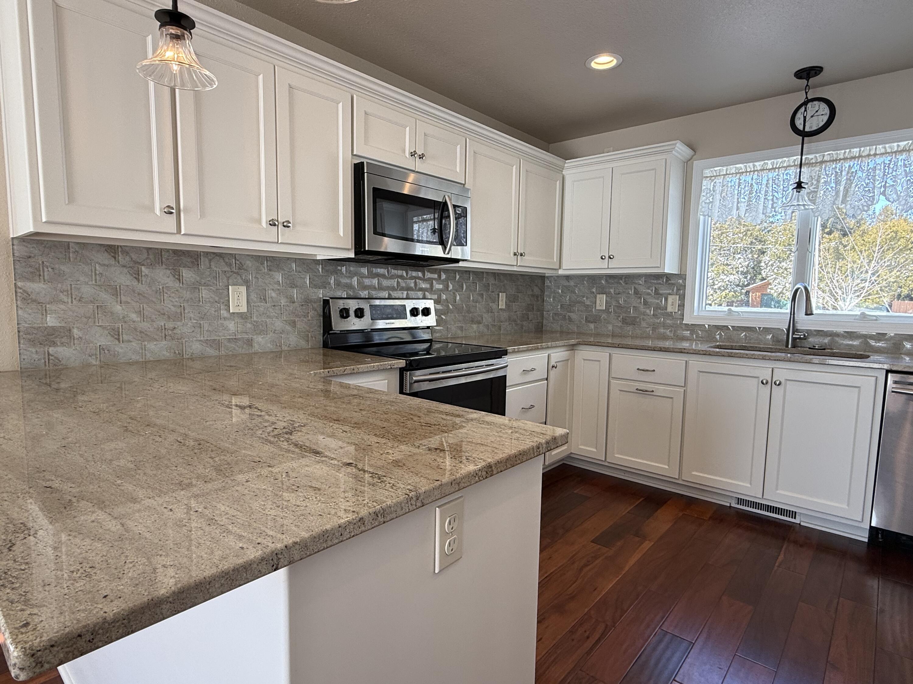 901 Hawthorne Court Manitowoc, WI 54220 - Photo 9 of 47 8 kitchen