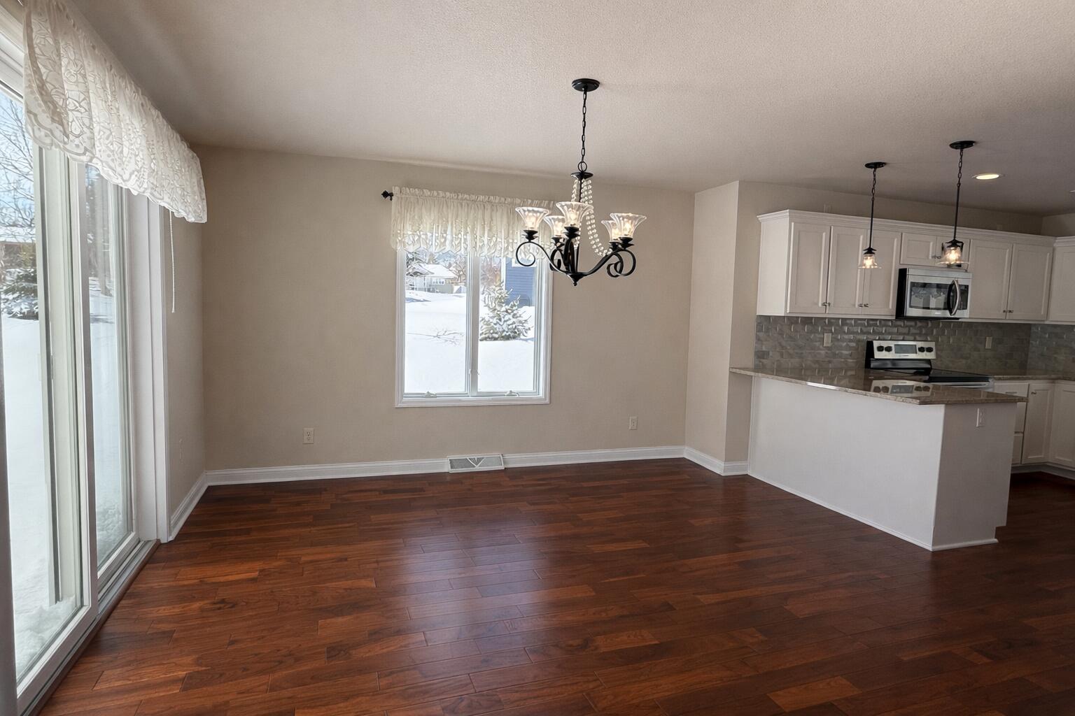 901 Hawthorne Court Manitowoc, WI 54220 - Photo 10 of 47 10 dining room
