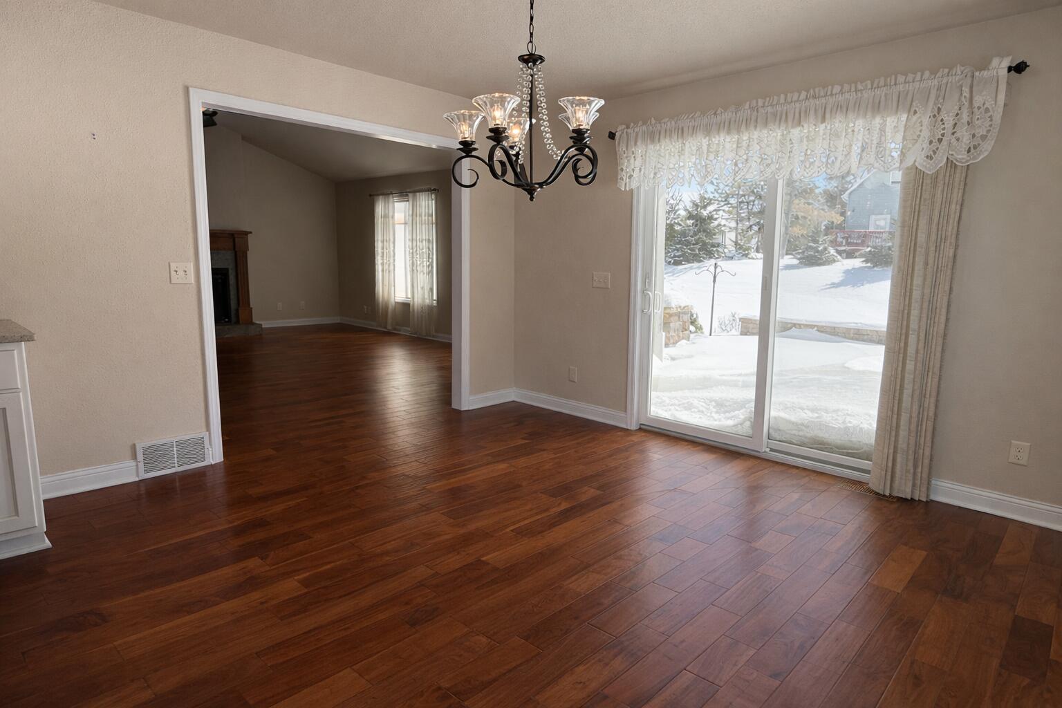 901 Hawthorne Court Manitowoc, WI 54220 - Photo 11 of 47 11 dining room