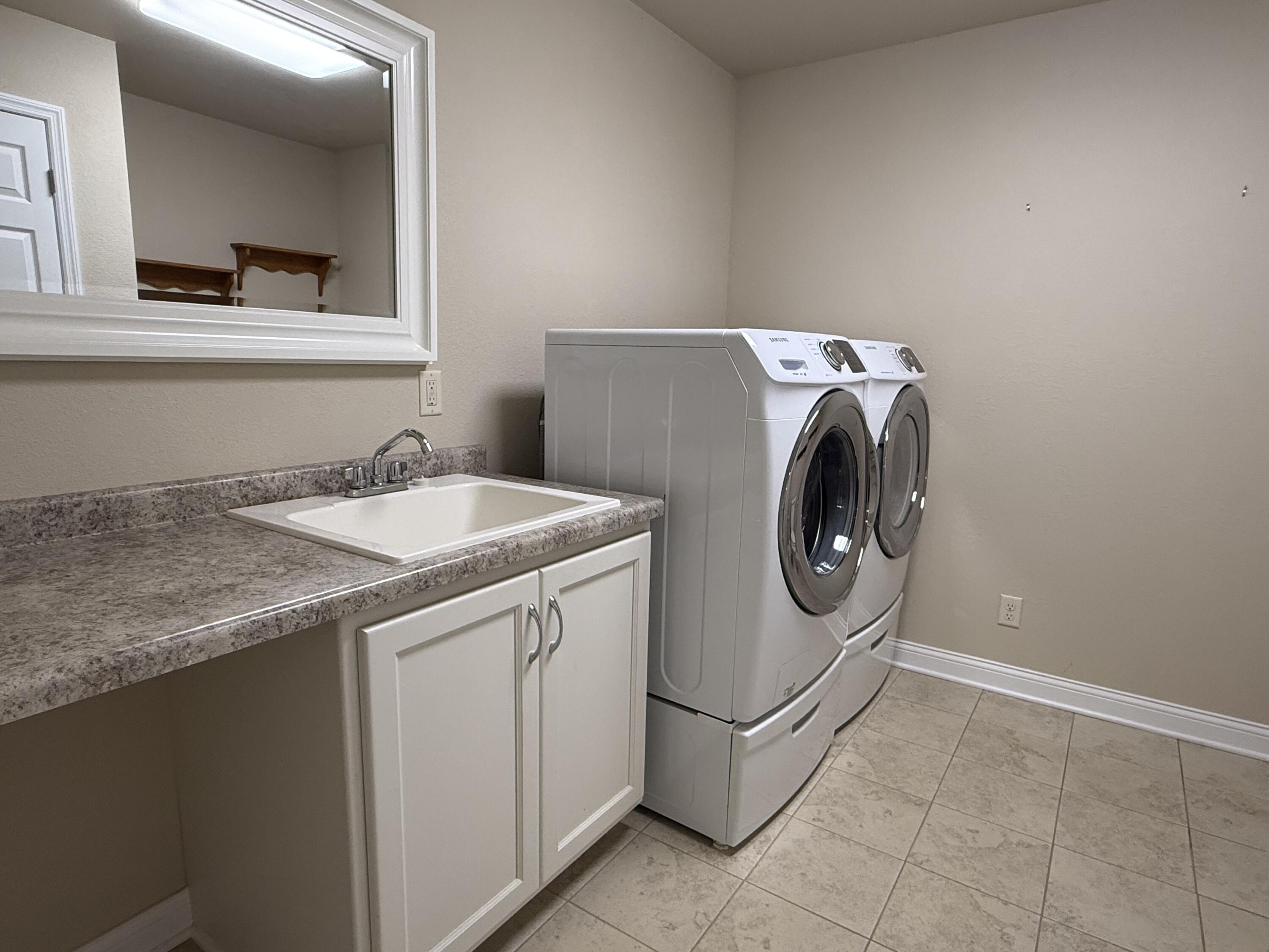 901 Hawthorne Court Manitowoc, WI 54220 - Photo 28 of 47 22 laundry