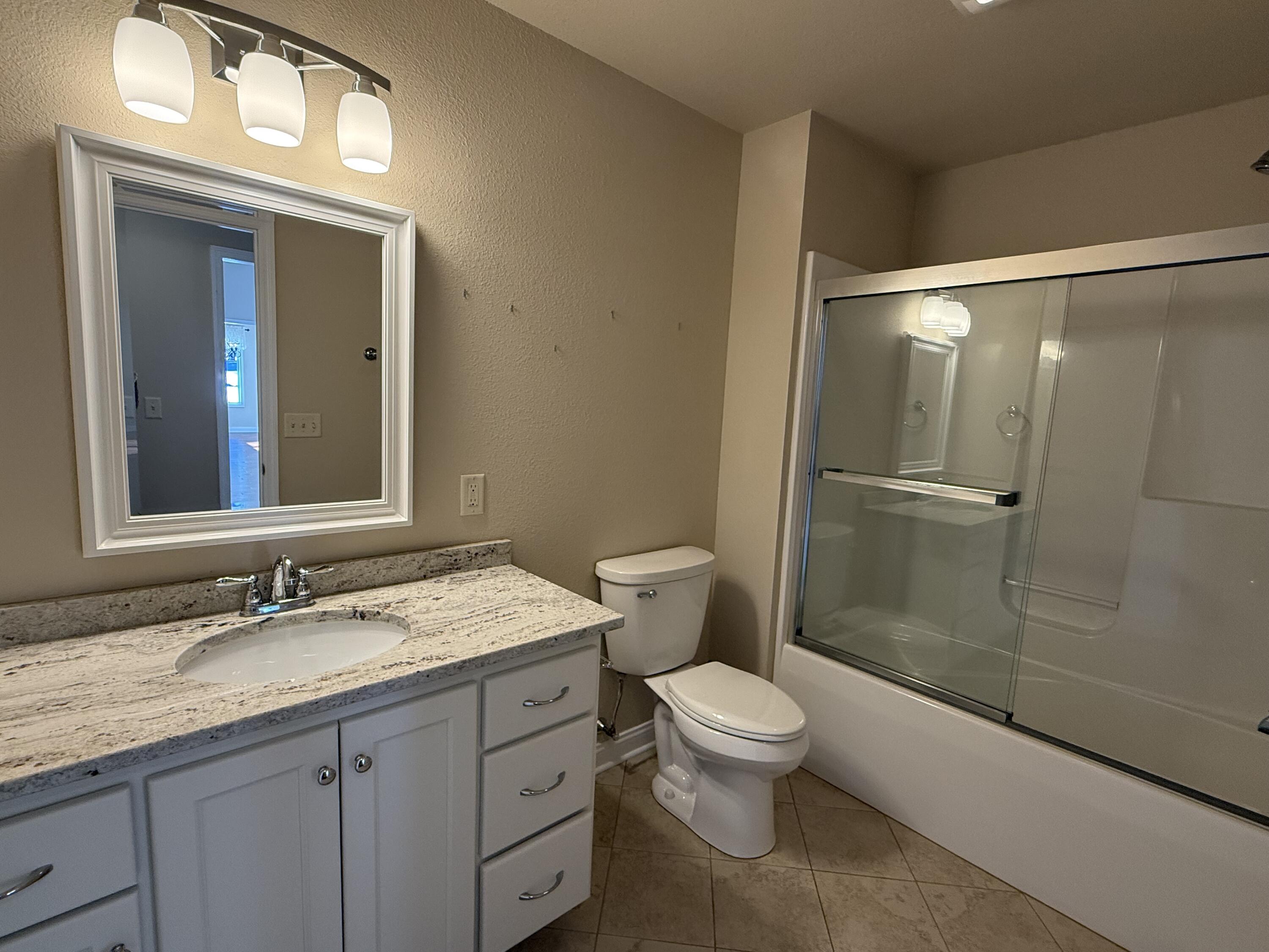 901 Hawthorne Court Manitowoc, WI 54220 - Photo 30 of 47 21.5 second full bathroom