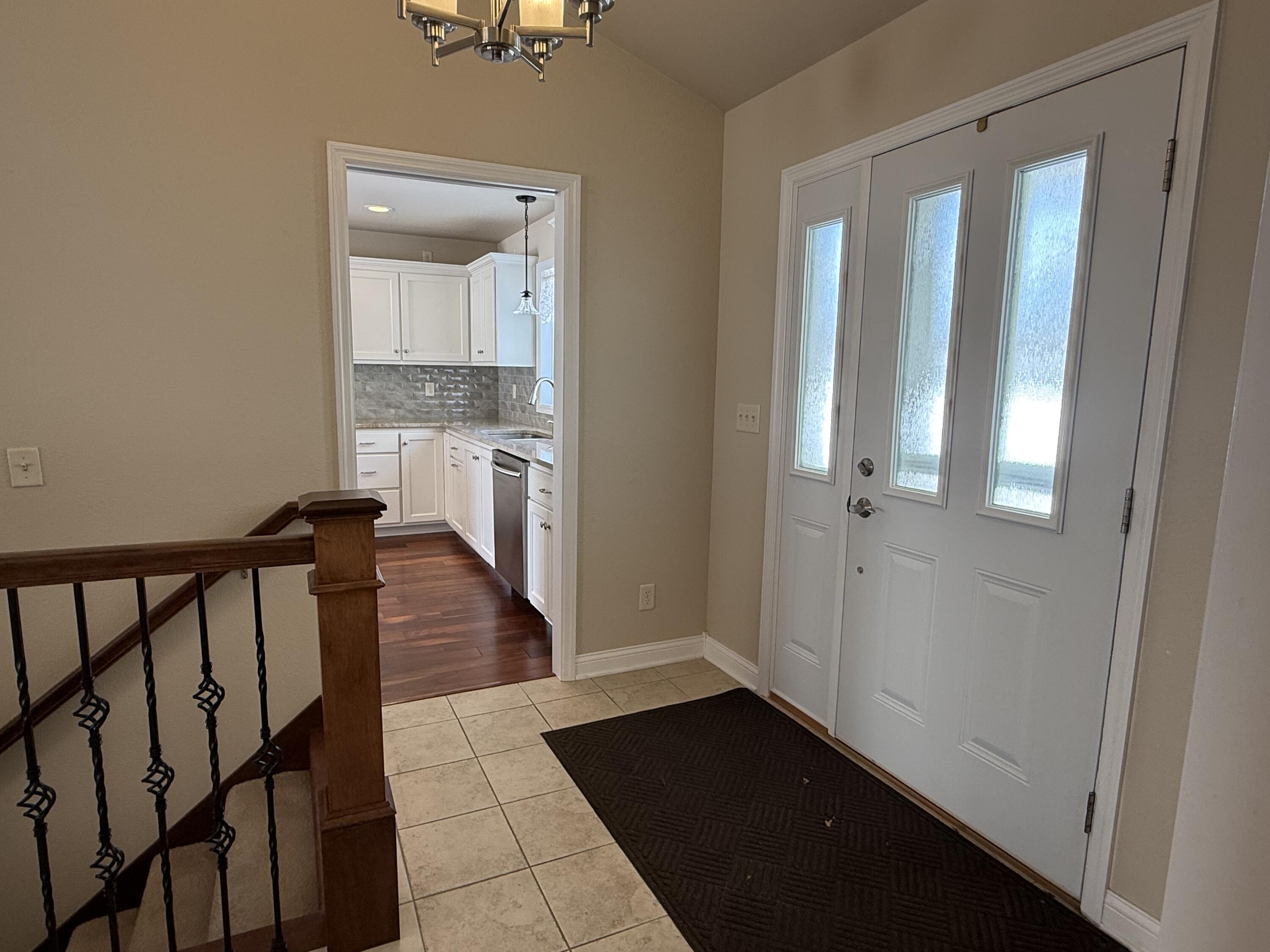 901 Hawthorne Court Manitowoc, WI 54220 - Photo 4 of 47 3 foyer