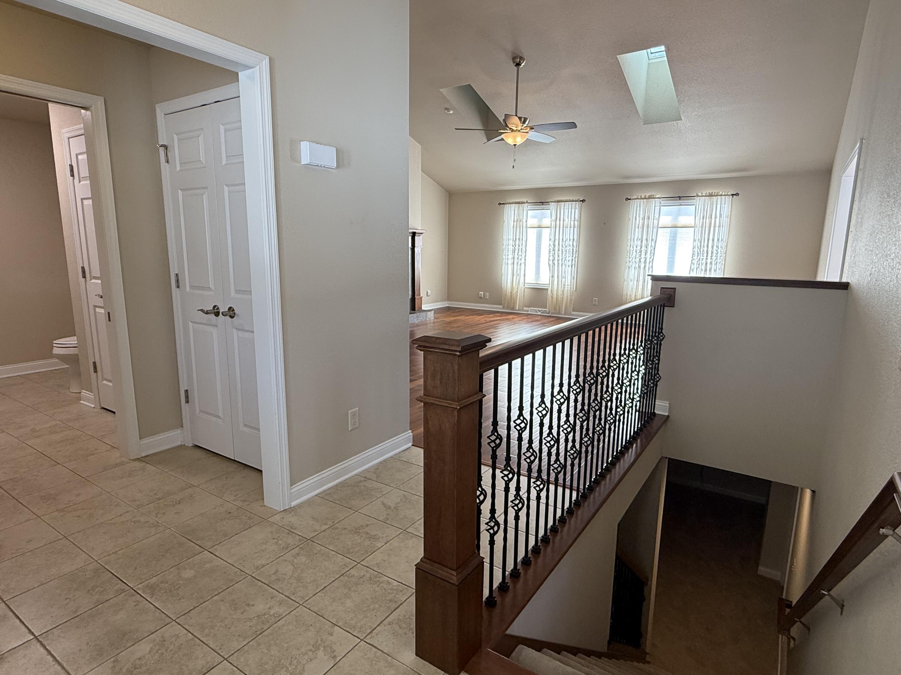 901 Hawthorne Court Manitowoc, WI 54220 - Photo 5 of 47 4 foyer