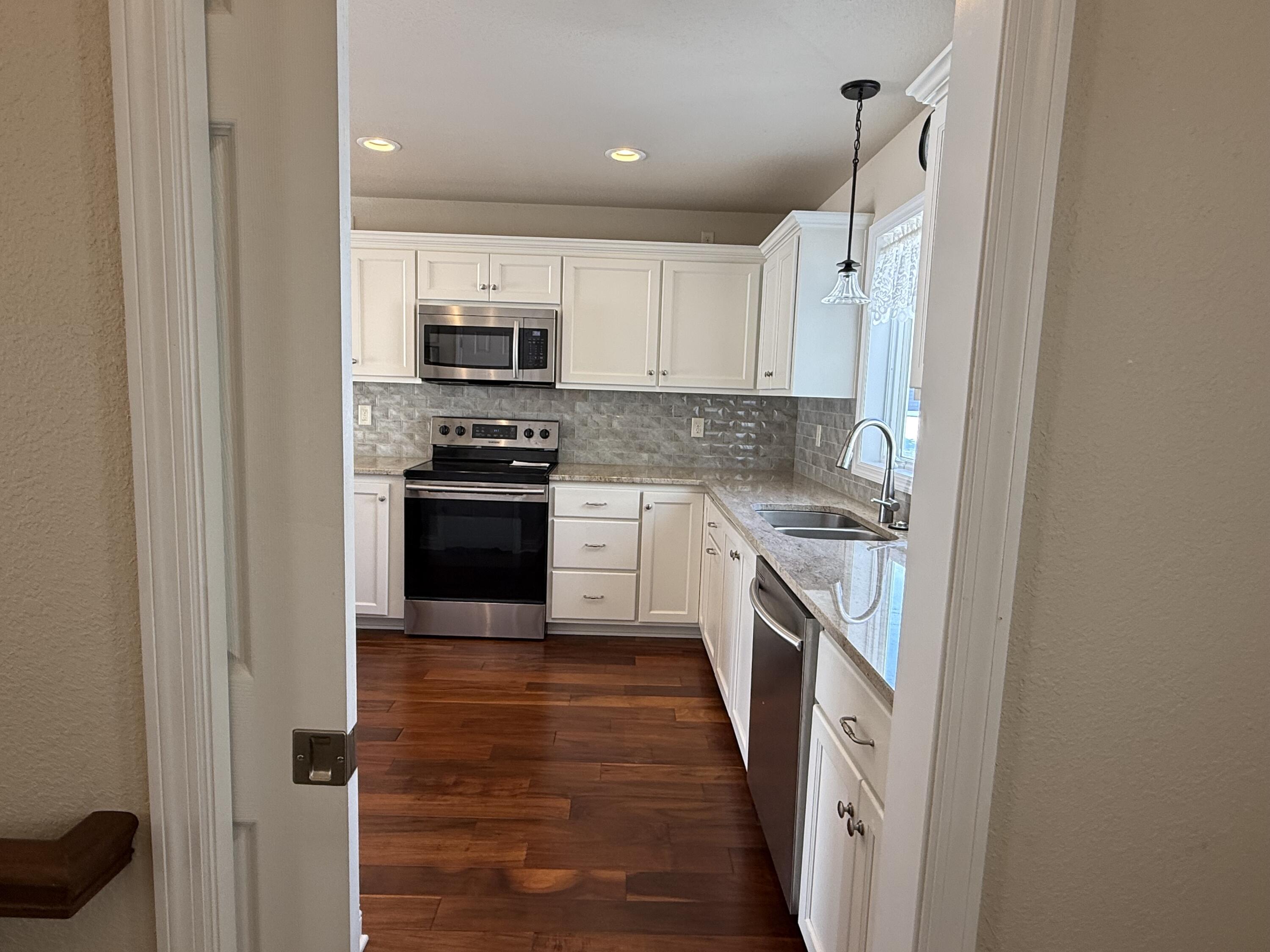 901 Hawthorne Court Manitowoc, WI 54220 - Photo 6 of 47 5 kitchen