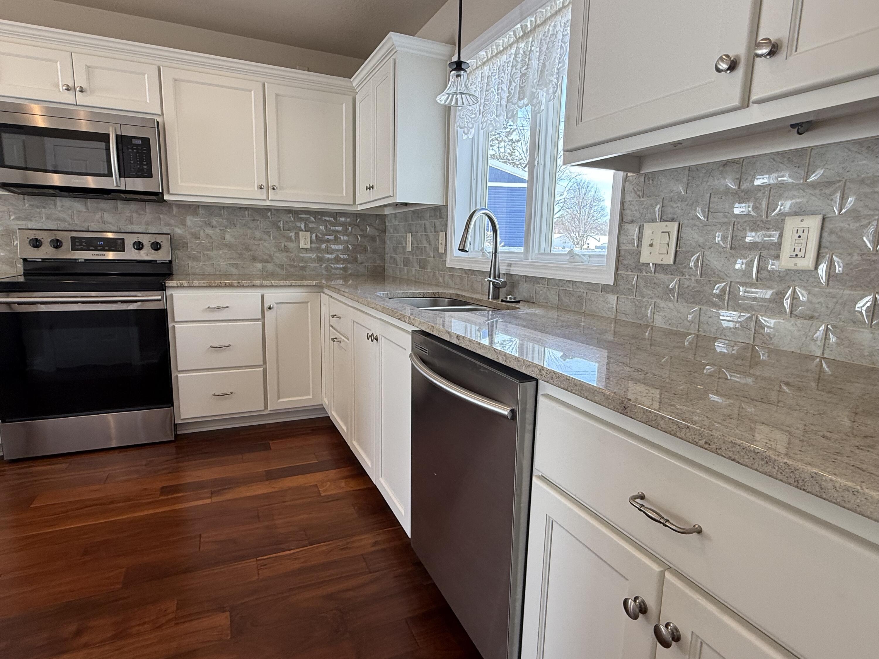 901 Hawthorne Court Manitowoc, WI 54220 - Photo 7 of 47 6 kitchen