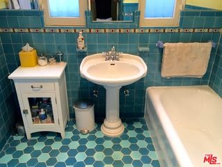 a close view of sink