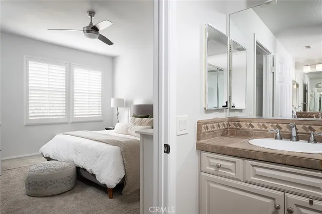 a en suite bathroom with a double vanity sink and mirror