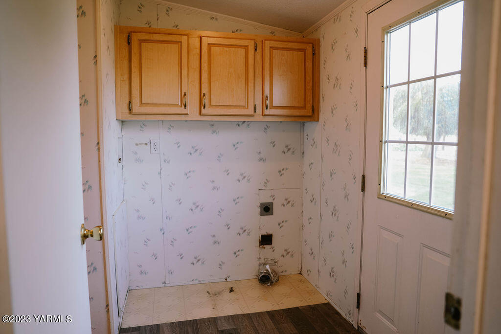 151 Rougk Lane Sunnyside, WA 98944 - Photo 19 of 43 a bathroom with a bathtub and shower