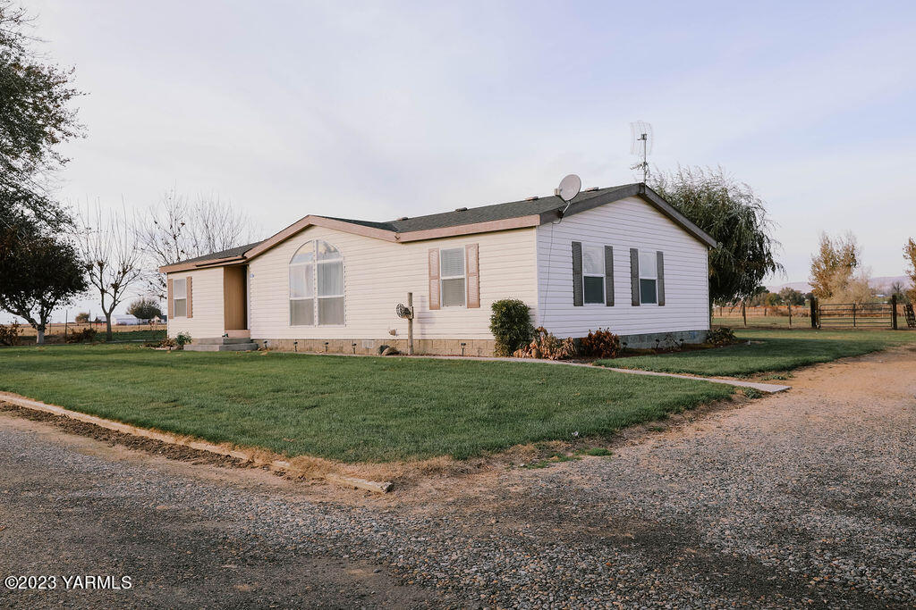 151 Rougk Lane Sunnyside, WA 98944 - Photo 3 of 43 a view of a house with a yard